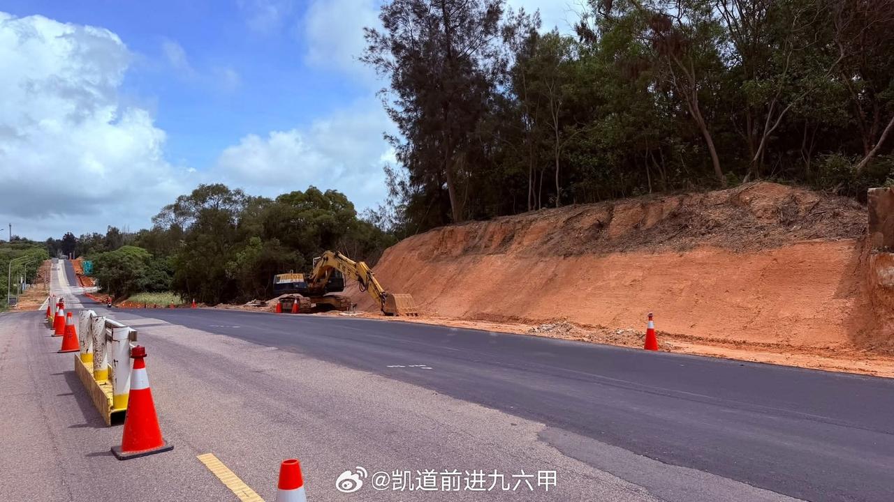 金门岛上修路时整理边坡挖出来的路边山头隐藏地堡，看起来已经废弃了相当长时间。 这