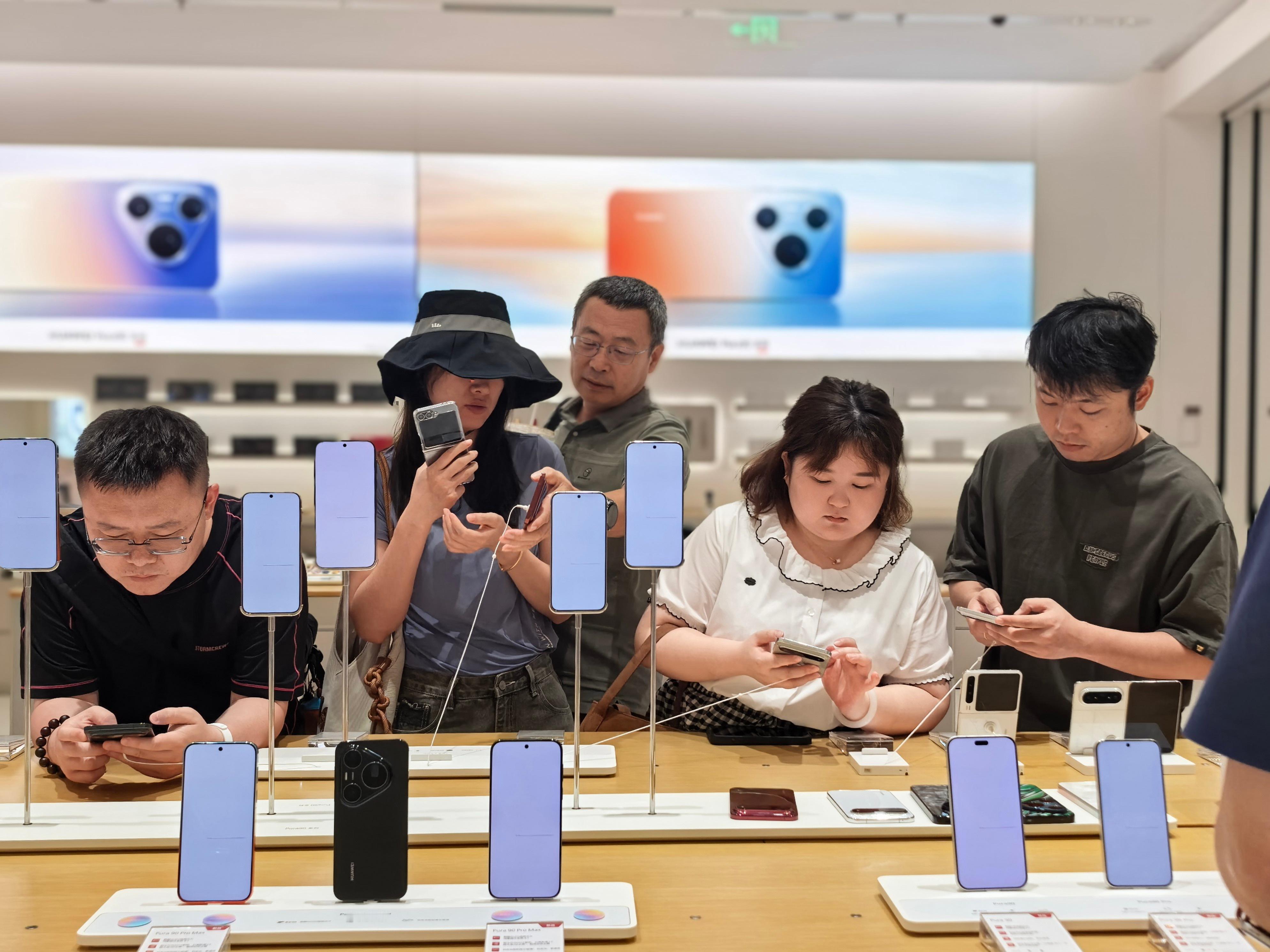 华为阔直板预订爆单华为Pura X View阔直板今日正式登陆线下门店，久违的预