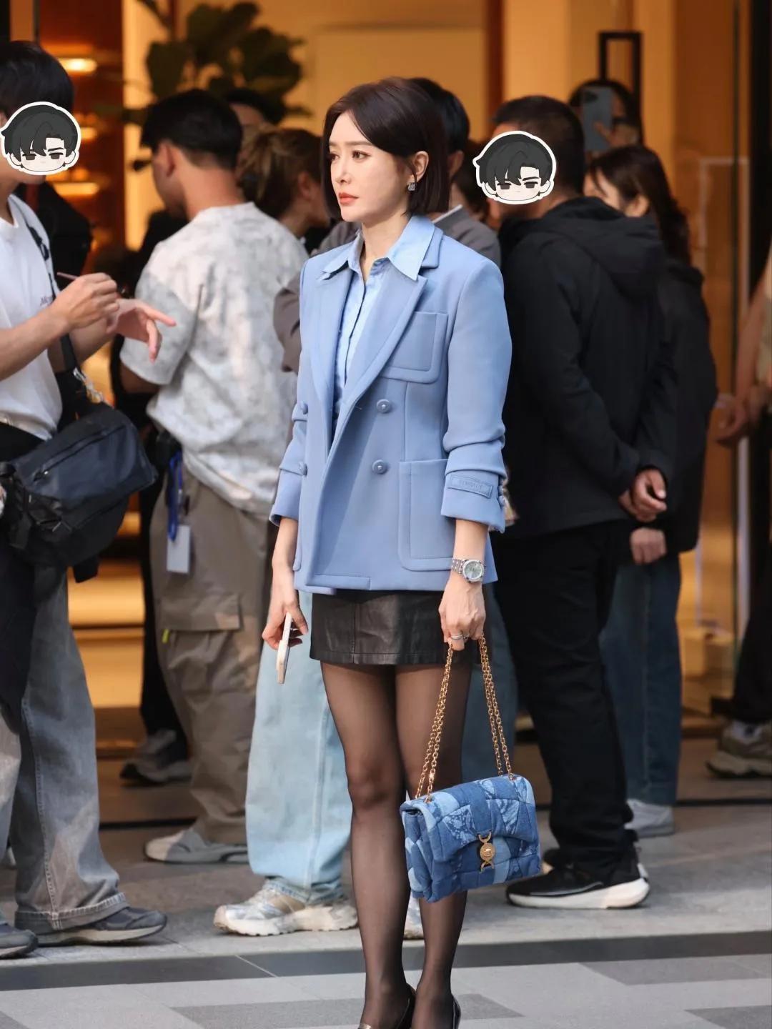 秦岚这状态我慕了！46岁穿黑丝配西装又美又飒
 
秦岚最新路透杀疯了！一身雾霾蓝