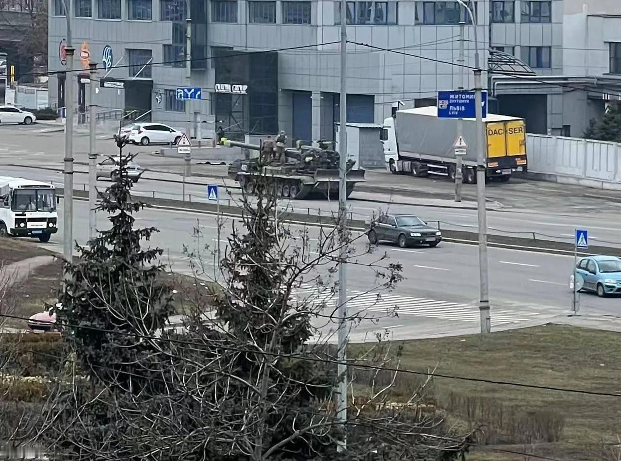 事情演变得真快啊，俄军北路大军转眼间已经杀入基辅了。
据报道有坦克分队已进入基辅