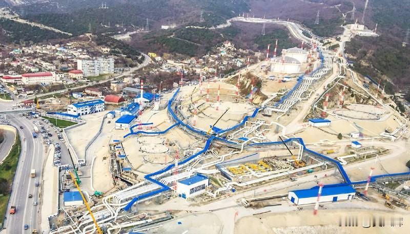 【无法靠港的俄罗斯“石油浮动存储库”】

11月14日凌晨，乌克兰使用无人机与导