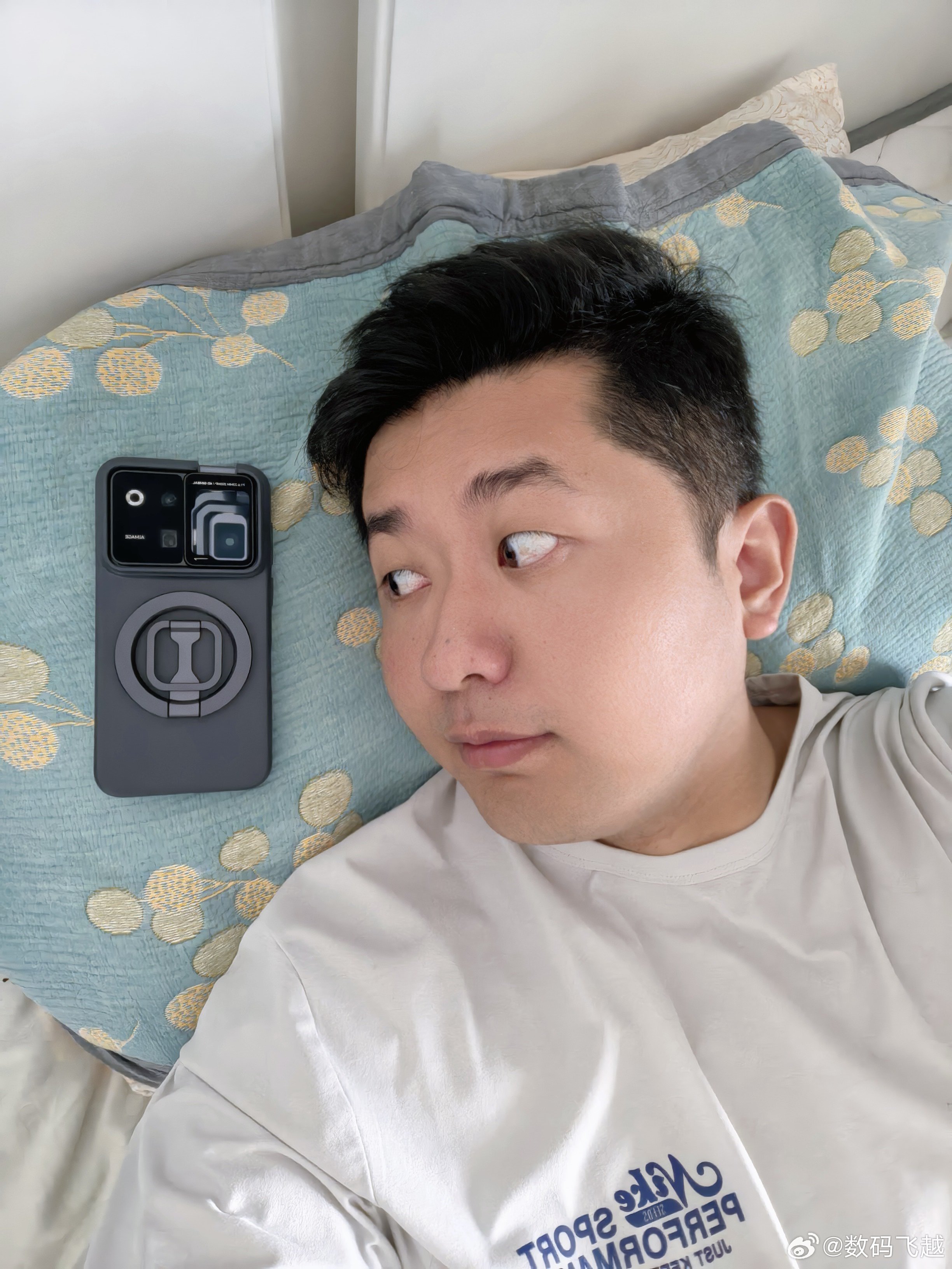 这是谁，是谁把荣耀Robot Phone放在我的枕头上的？这不成心让我火吗