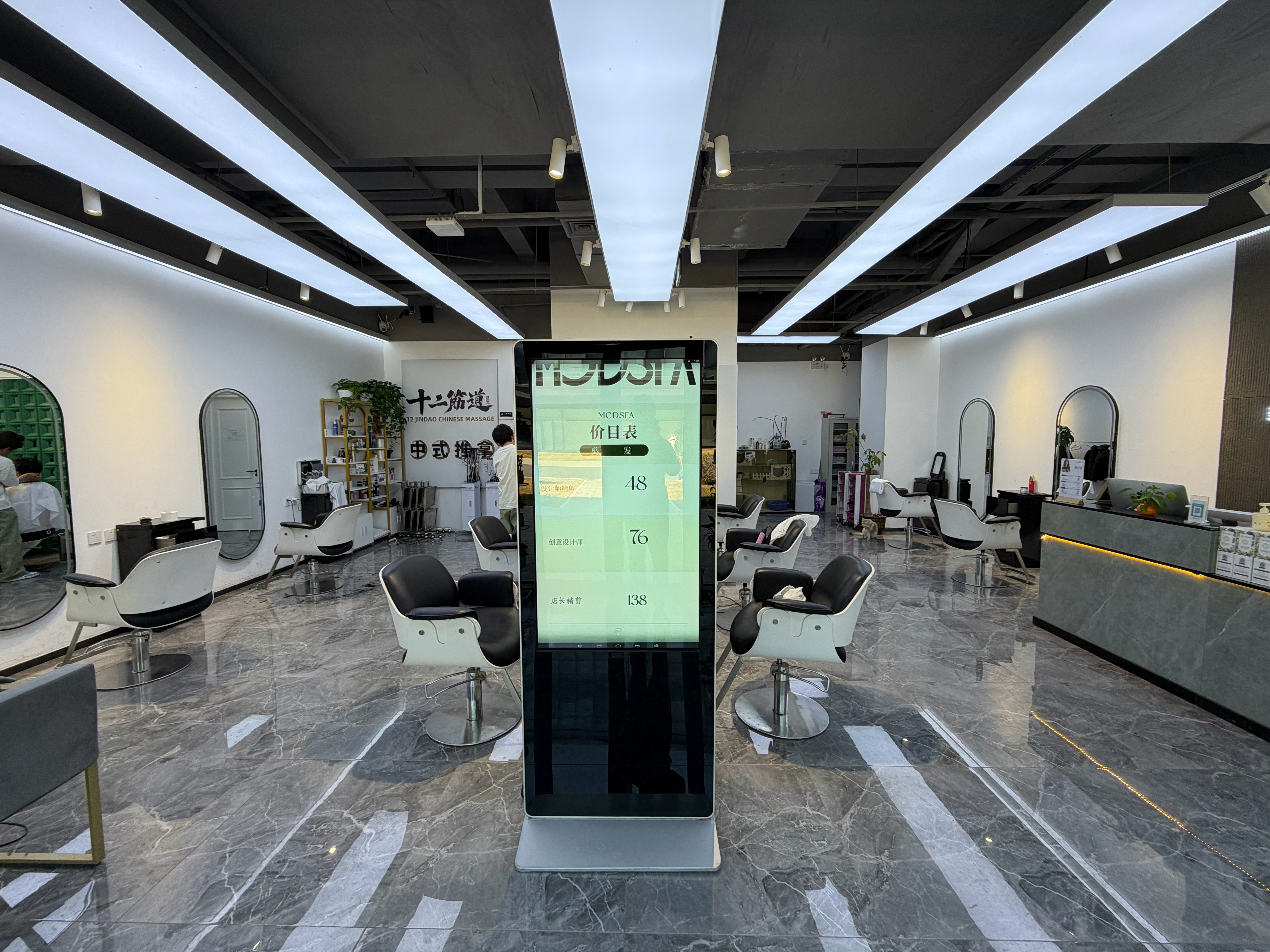 由于家里一直没有传统的束缚（舅舅们一直过得都很好），挑人少的时候来公司园区里的理