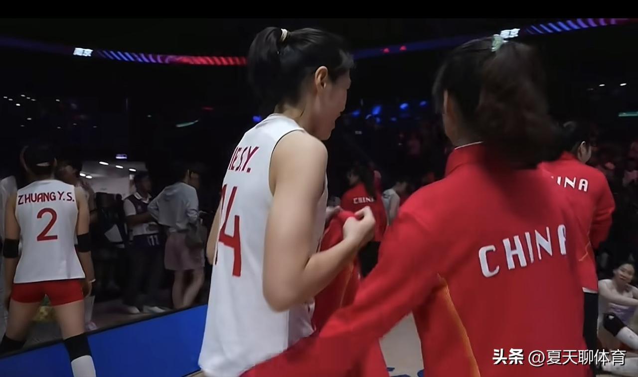 温暖而又有爱的中国女排大家庭啊！赢了泰国女排后，看台上老将王梦洁也跑到场上去，找