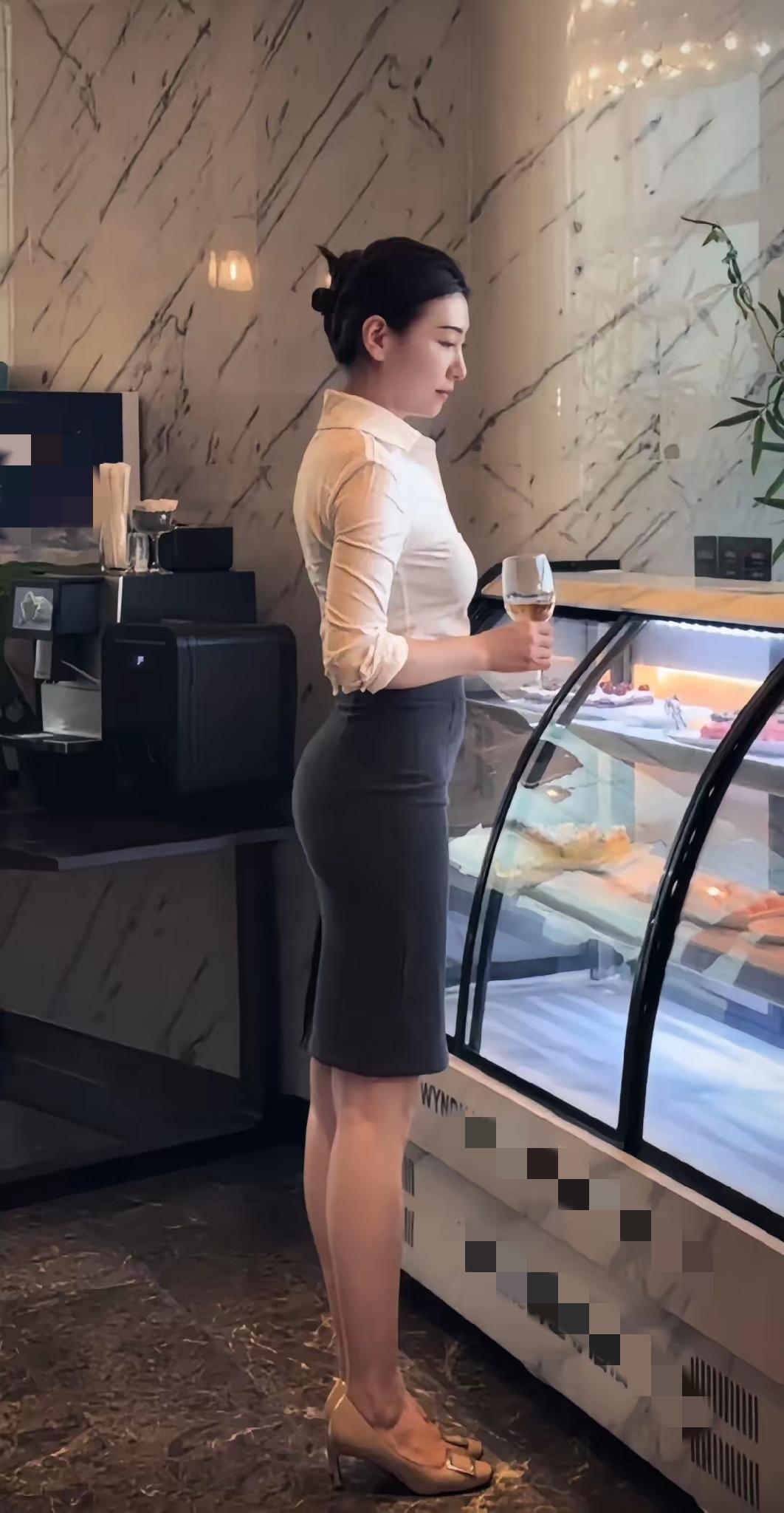 到底是什么样的神仙家庭，才能生出这样完美的女孩子。她应该会嫁给一个富二代吧，毕竟
