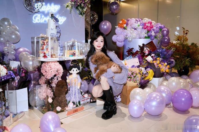 #杨紫紫色针织衫搭皮靴#杨紫身着紫色针织衫配皮靴，时尚迷人且活力满满，甜笑为生日