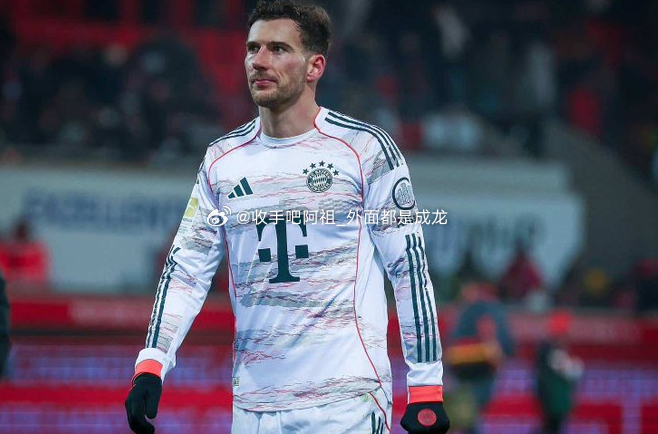 据意大利媒体TuttoMercatoWeb报道，那不勒斯希望在冬季转会窗补强中场