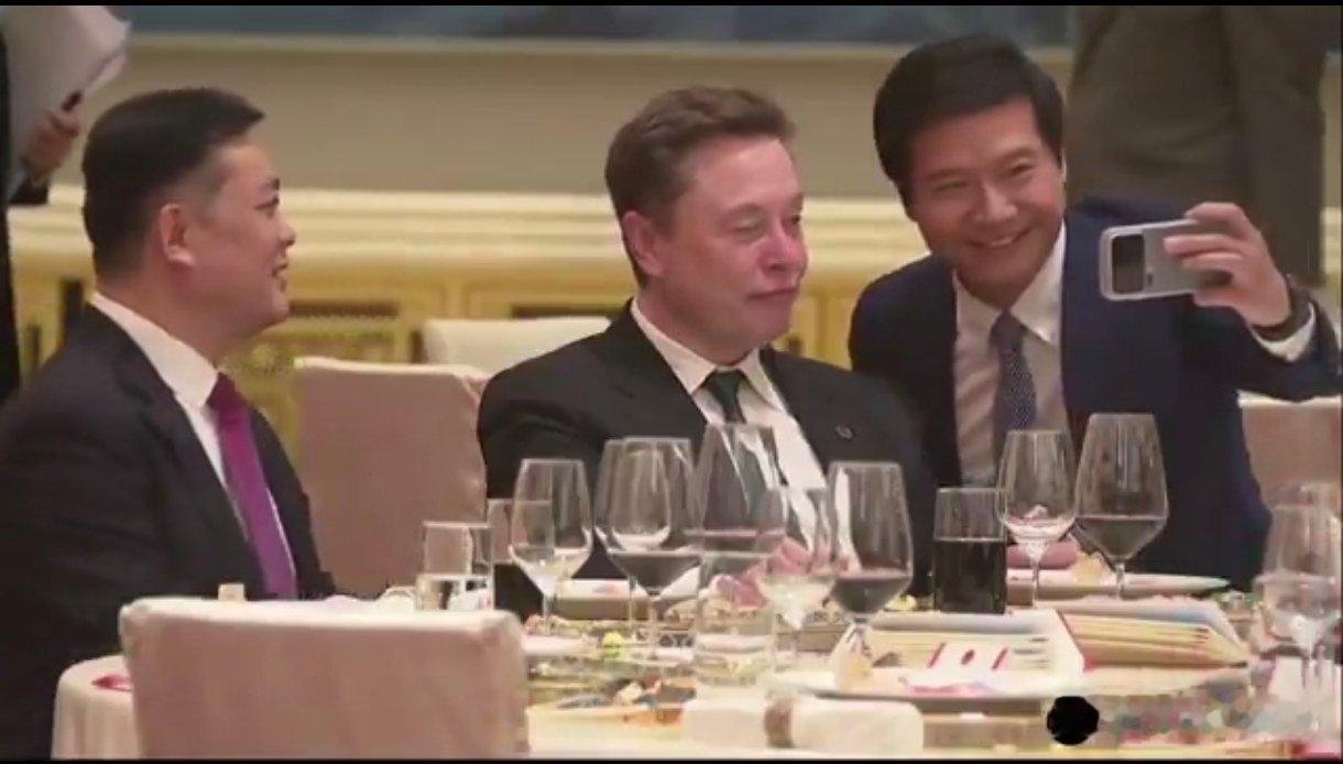 从与雷总合影抛媚眼的这个表情不难看出，马斯克应该是这批企业家里面最活宝的一个