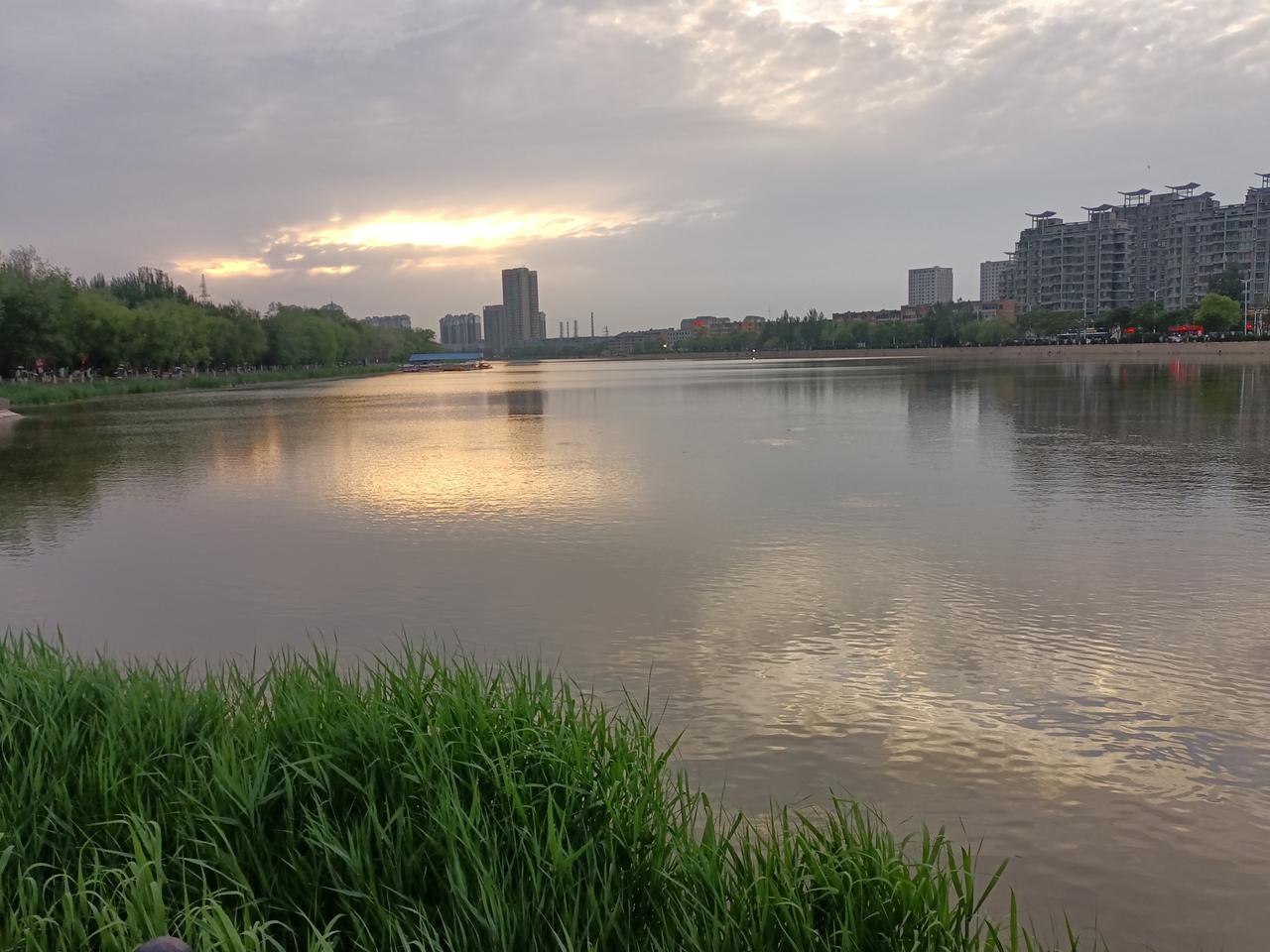 把真诚的人往死逼，
反过来到处抹黑，
诋毁善良的人，
自己还装成无辜者，
这就是