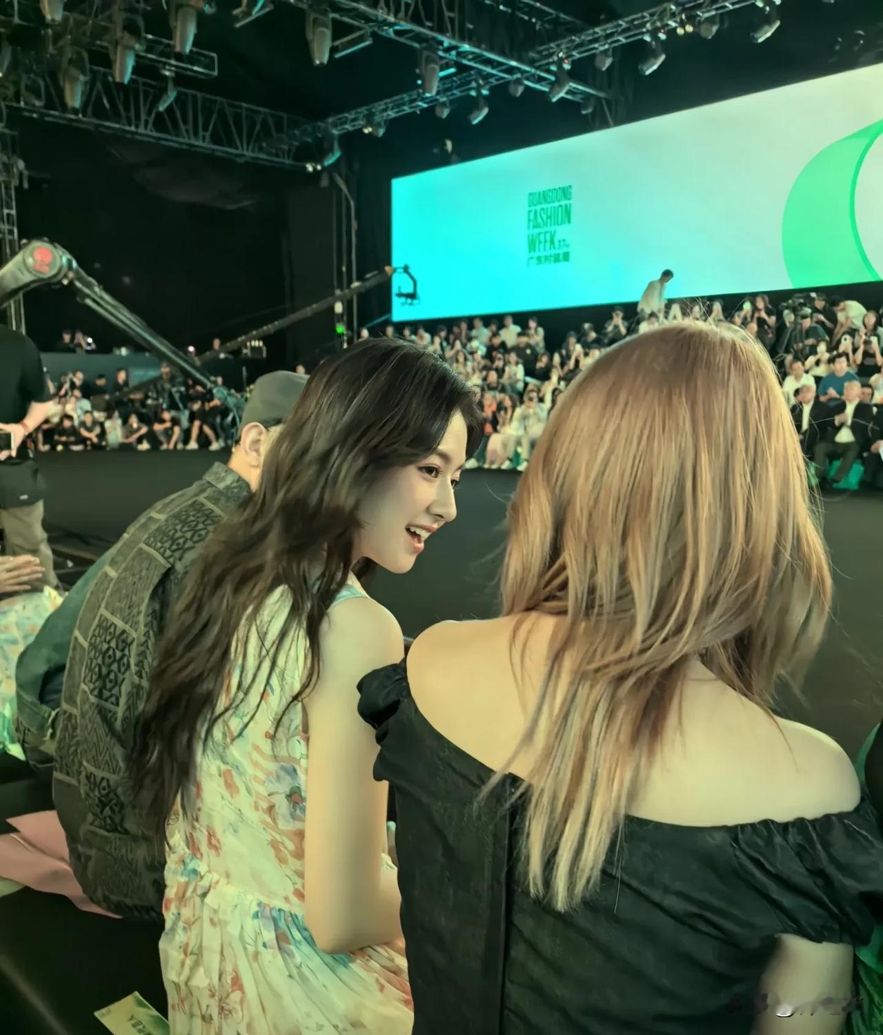 李兰迪的身材，给我感觉是正好的，有气血的，饱满的，现在审美太畸形了，直角肩，筷子