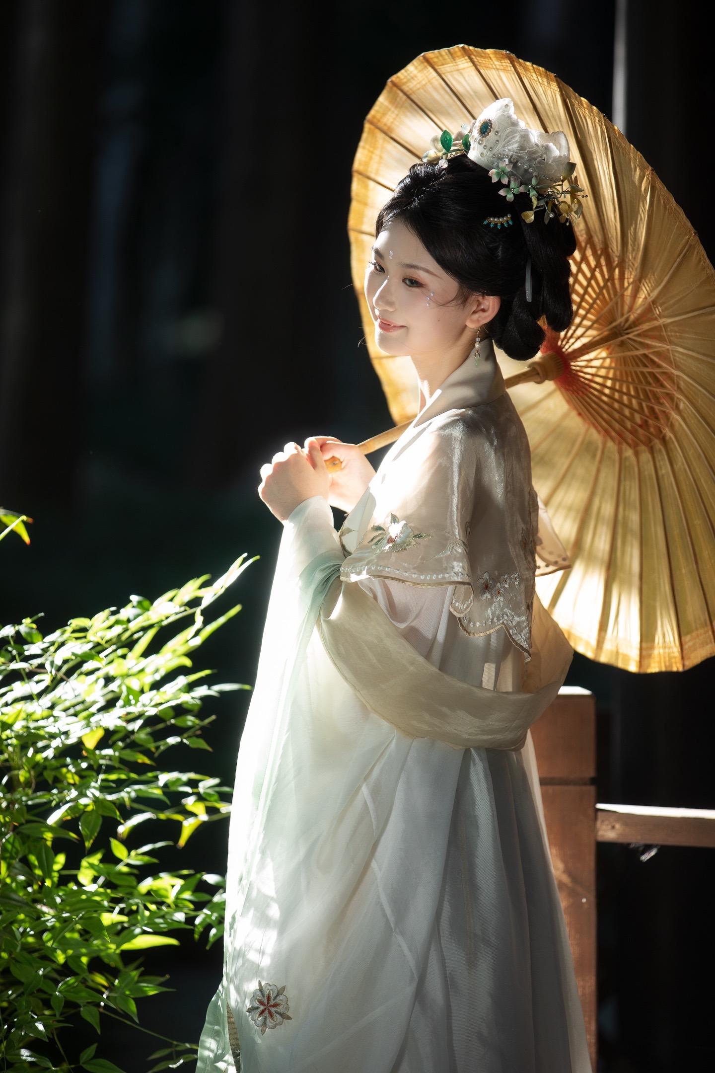 “误入画镜，为画中客。”