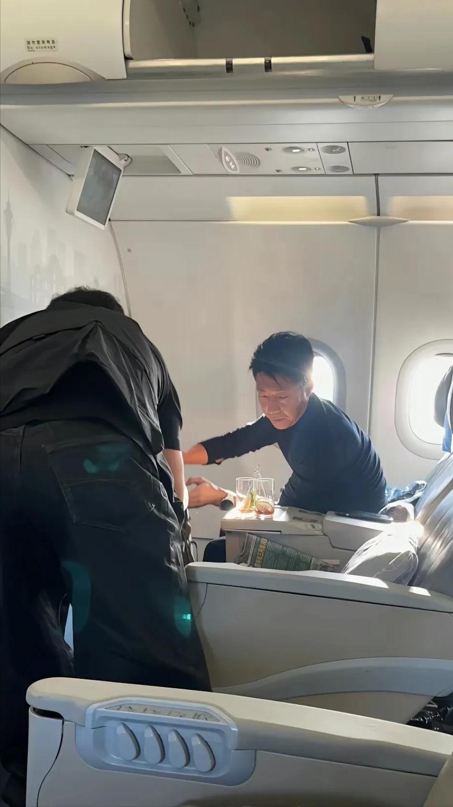 没想到，会在飞机上看到撒贝宁！乘坐商务舱的他，一身枣红色立领小皮衣好潮范，可惜胳