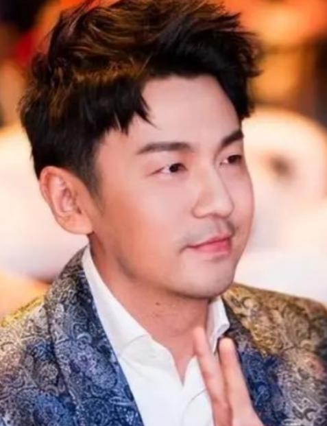 他问妻子翟煦飞：“你怎么没做饭啊？”翟煦飞一脸怨气地说：“我不干了。”

这不是