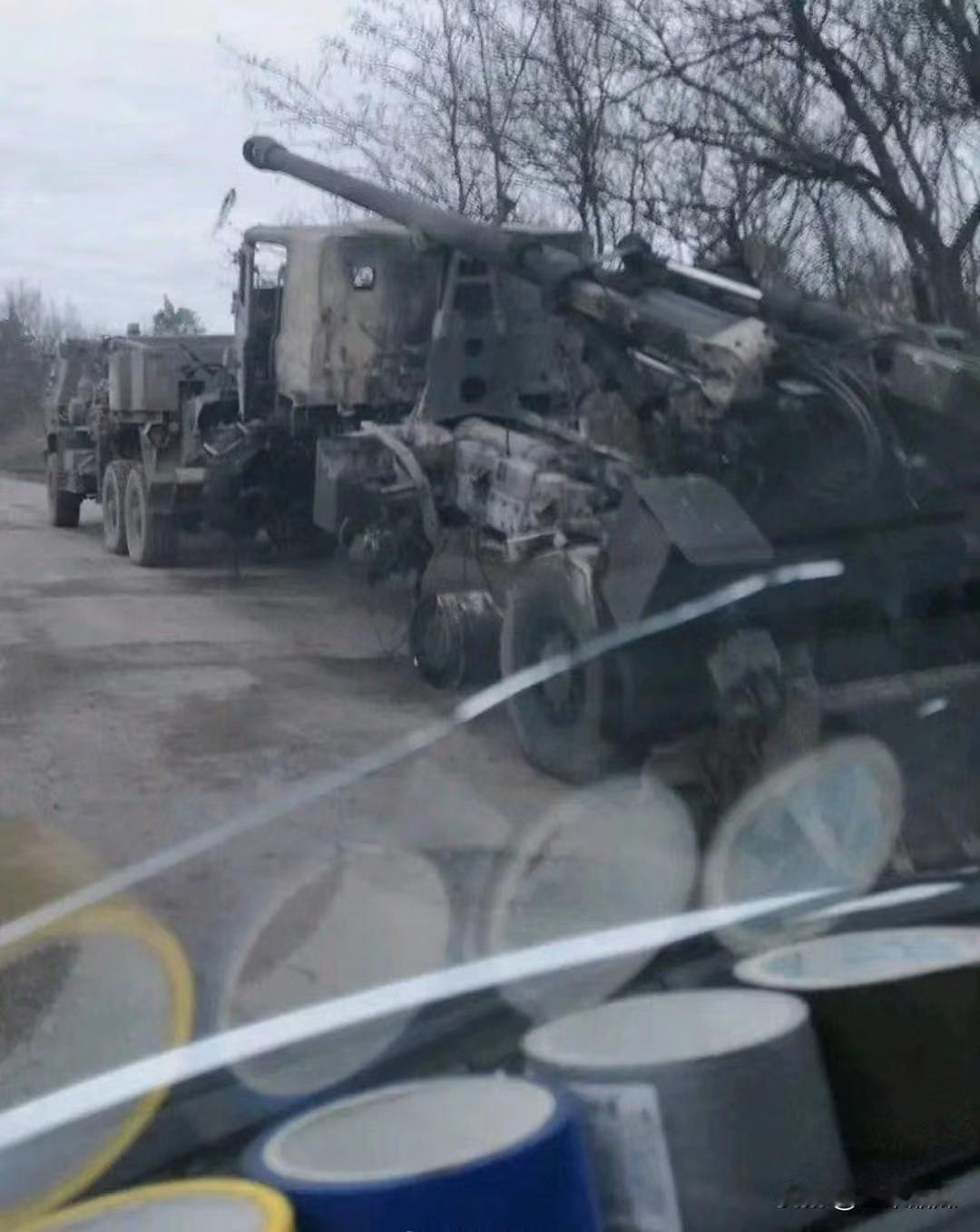 这下不是模型了。乌克兰公路上，美国援助的M1089A1P2装甲救援车够忙的，拉着