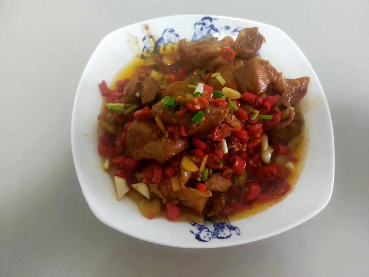 #分享美食食谱#
今天中午还是吃猪脚。还是和儿子两个人吃。

早上的时候，我对儿