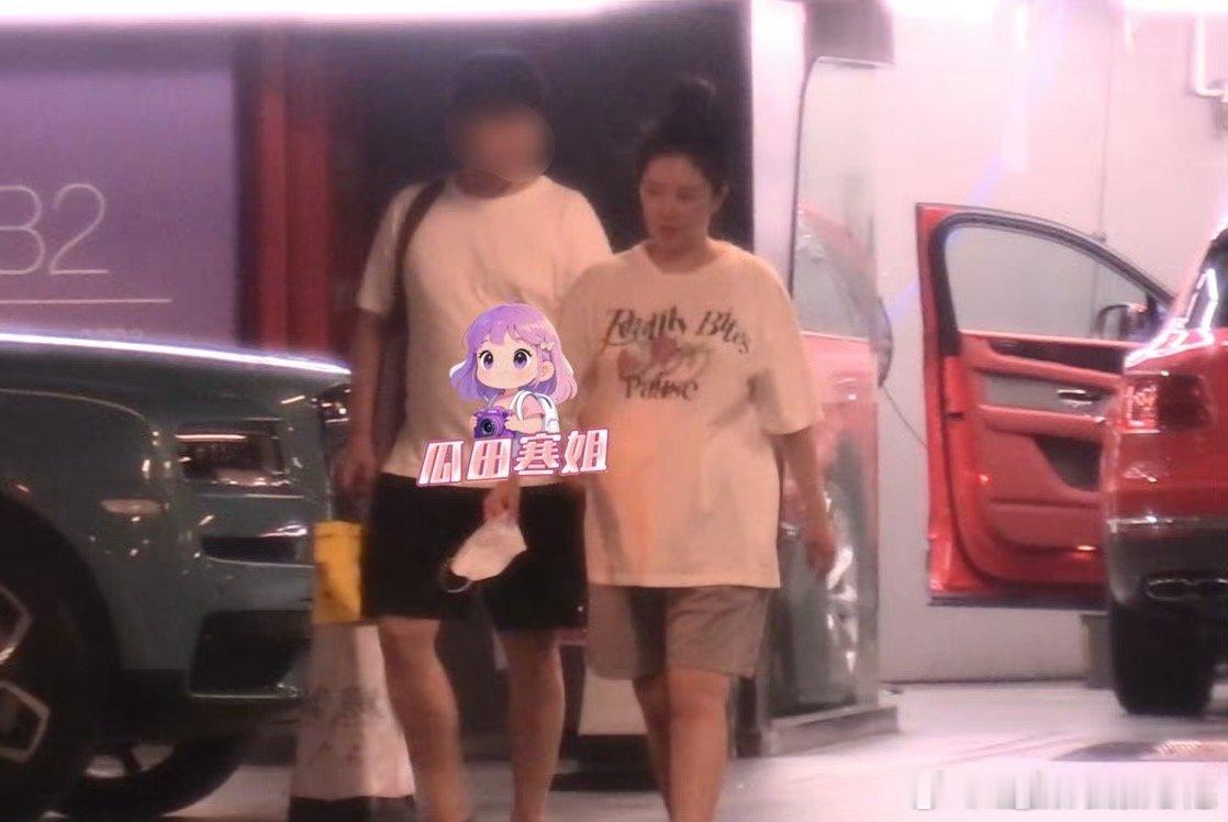 阚清子挺孕肚和老公出门逛街阚清子挺孕肚和老公出门 阚清子孕肚明显，和老公一起出门