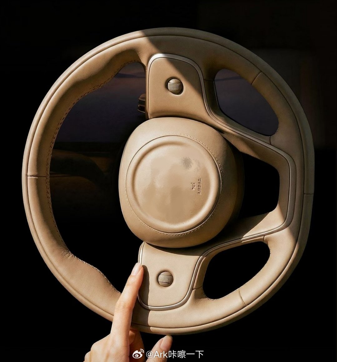 我把这个海报马赛克一下logo，大家能猜到是什么品牌的车方向盘吗？我想肯定会有人