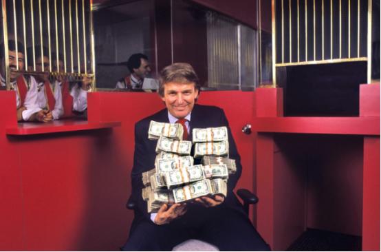 办奢华晚宴被批评，特朗普很生气，说要给每个美国人发2000美元
 
你敢信吗？美