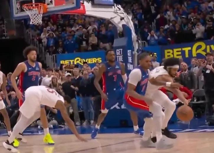 今日NBA东部半决赛G5骑士117-113活塞，大比分3-2领先。第四节最后时刻