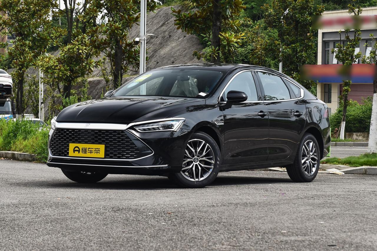 比亚迪秦PLUS DM定位紧凑型车，官方指导价7.89-14.58万，配有8个扬