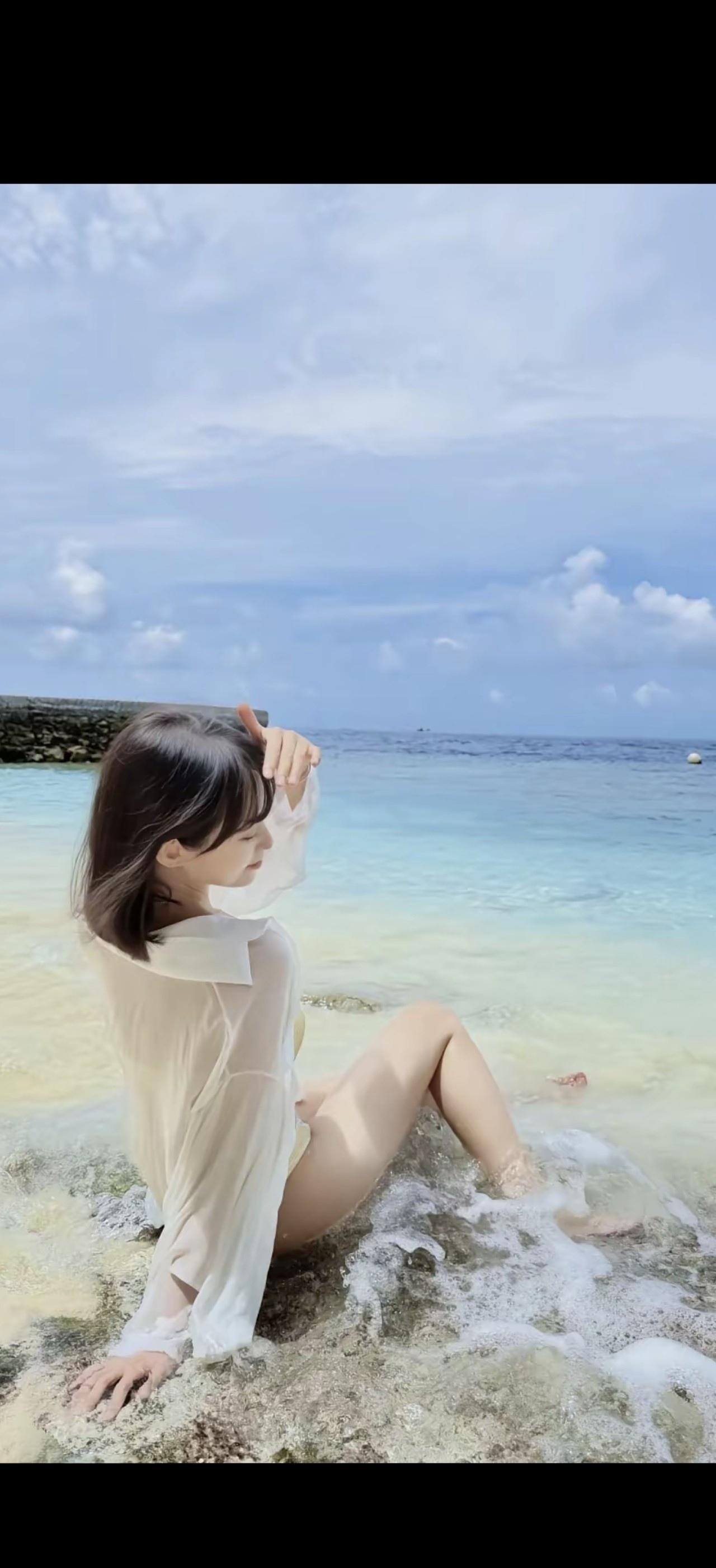 碧海潮生处，美人倚石眠。