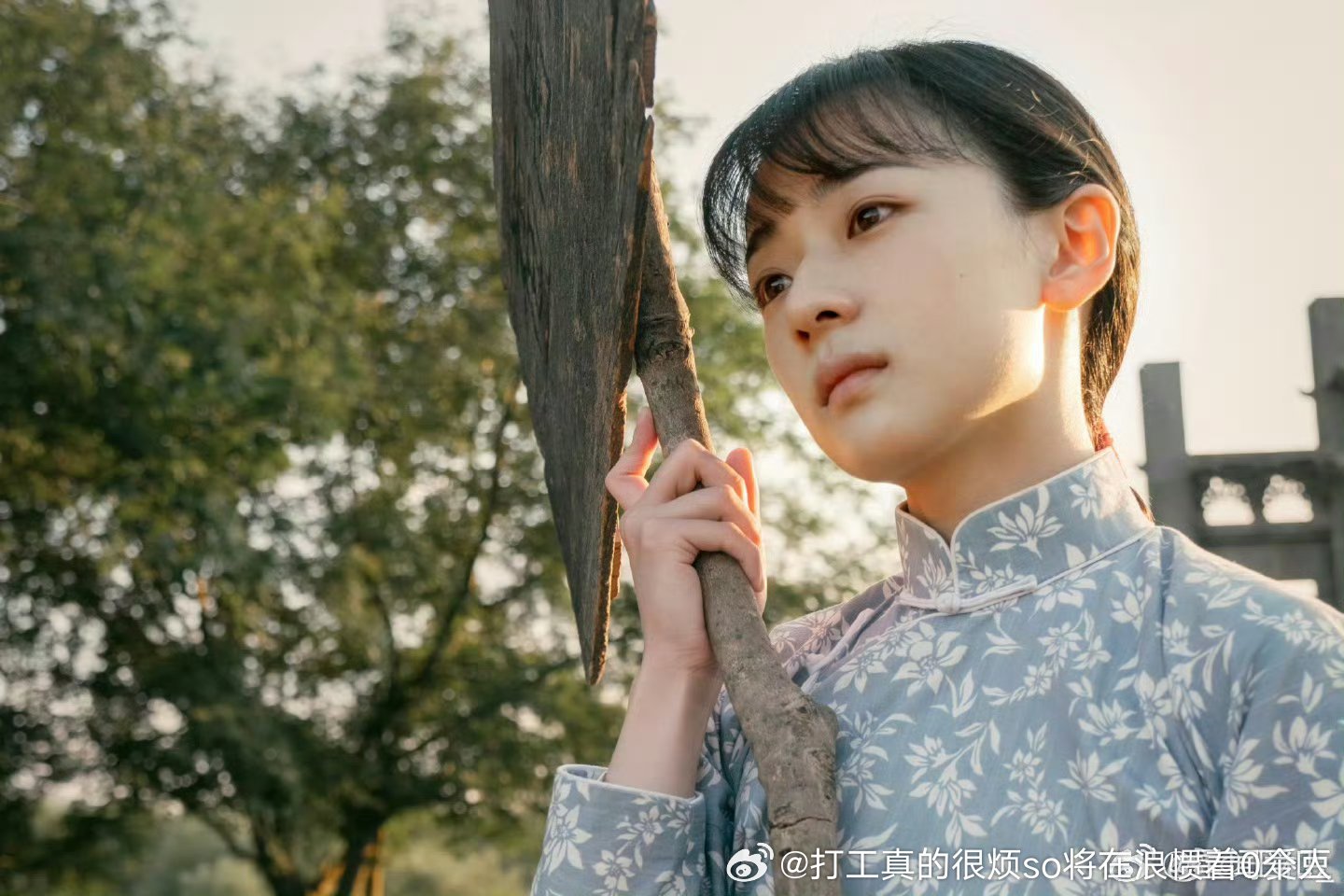 是个电影女主一张素人里都够不上班花的路人脸就硬吹多美多灵的人，和吹屈楚萧章宇蒋奇