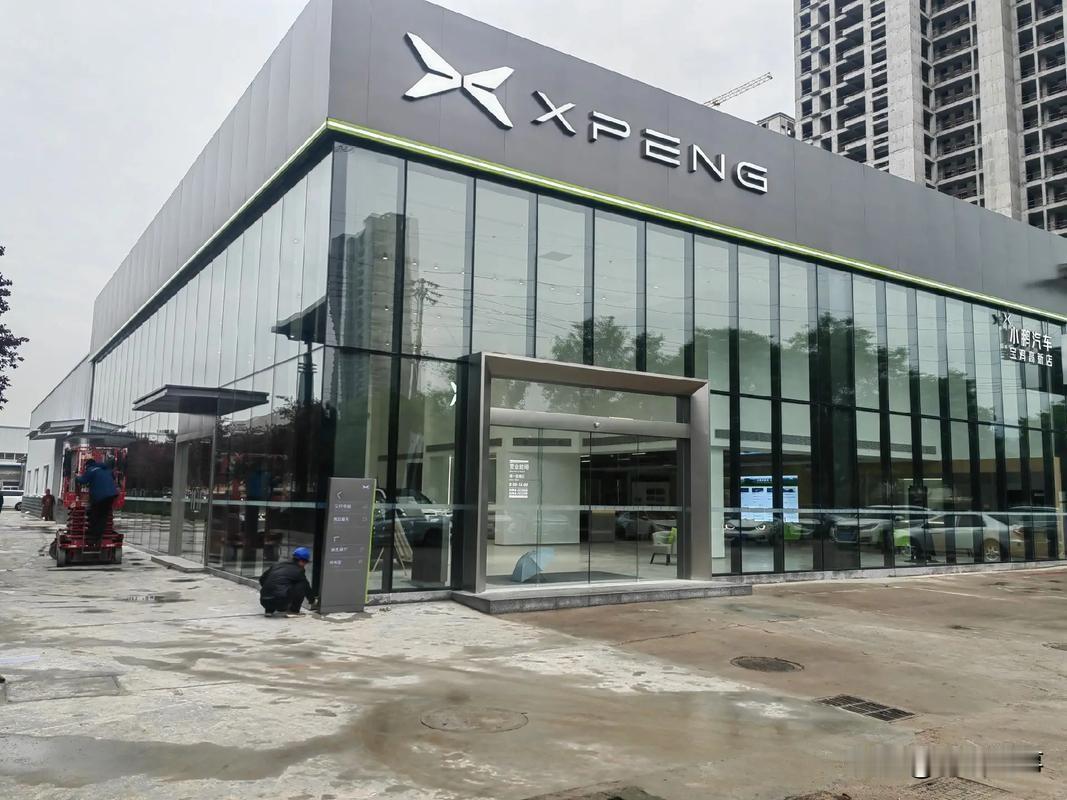 近日，在海口发生了一起令人关注的事件：一位先生前往小鹏汽车4S店体验试驾服务，却