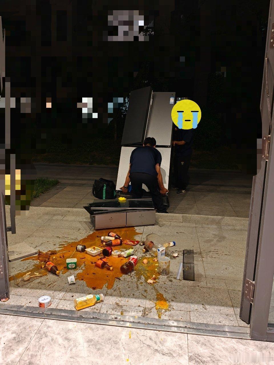 坏掉的小米冰箱连夜拉走，整栋楼都是腐败至极的气味，食物没法在家里清理。工人只能整