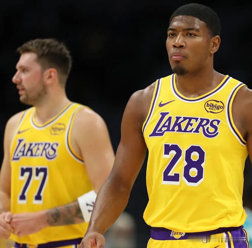 卢卡·东契奇谈到八村塁本赛季的开局，他场均得到 16.3 分（投篮命中率 58.