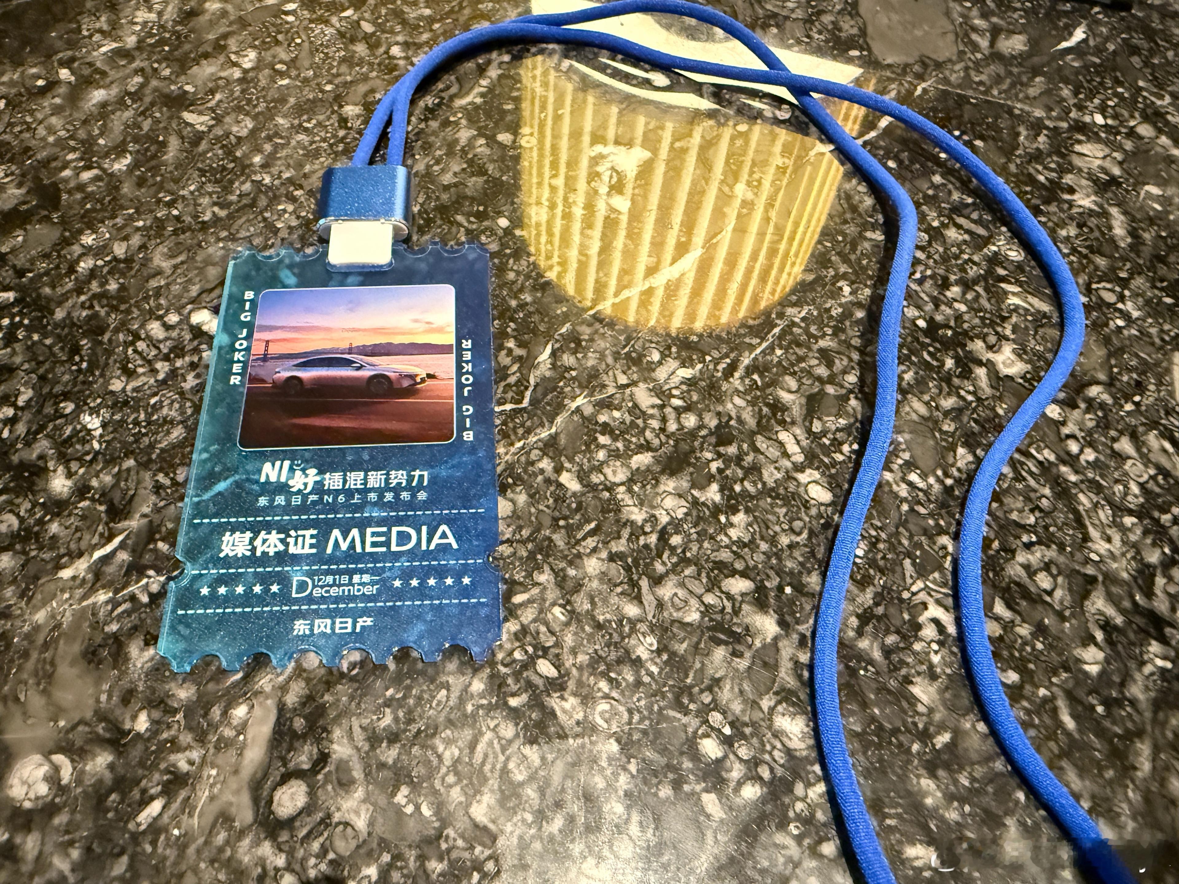 又落广州 参加史上最舒适的发布会东风日产把N6的后排座椅直接做成了大沙发搬进会场