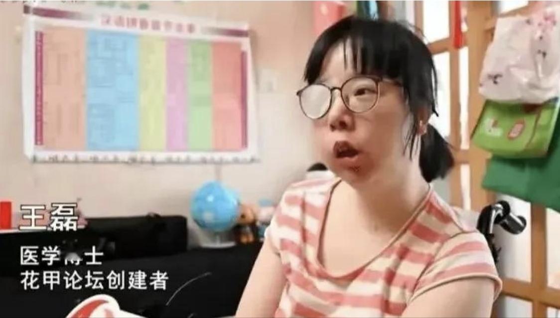 怀着四个月的身孕，年轻的女医生突发脑干出血倒在血泊中，命悬一线。医生劝家属放弃孩