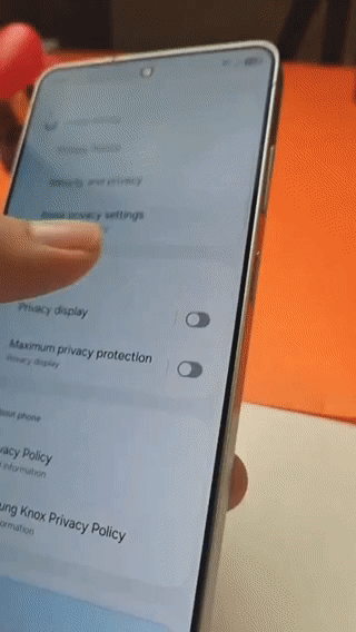 三星全球首发防窥屏注意，是系统标配功能，不是贴膜！用户可以选择是否开启这项功能再