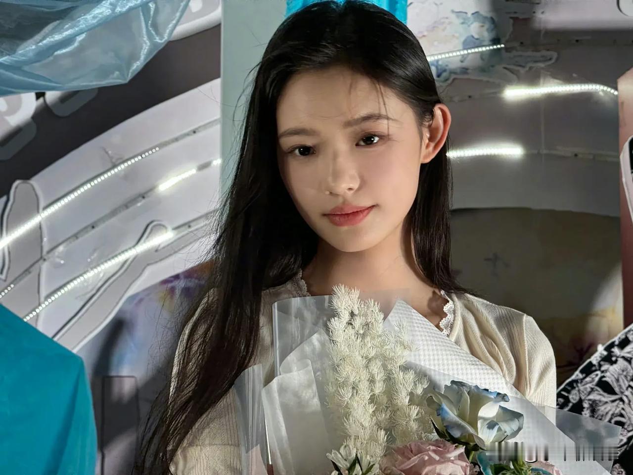 林允，太开心了！


4月16日，林允还在剧组工作的时候，却迎来了人生中的重要时