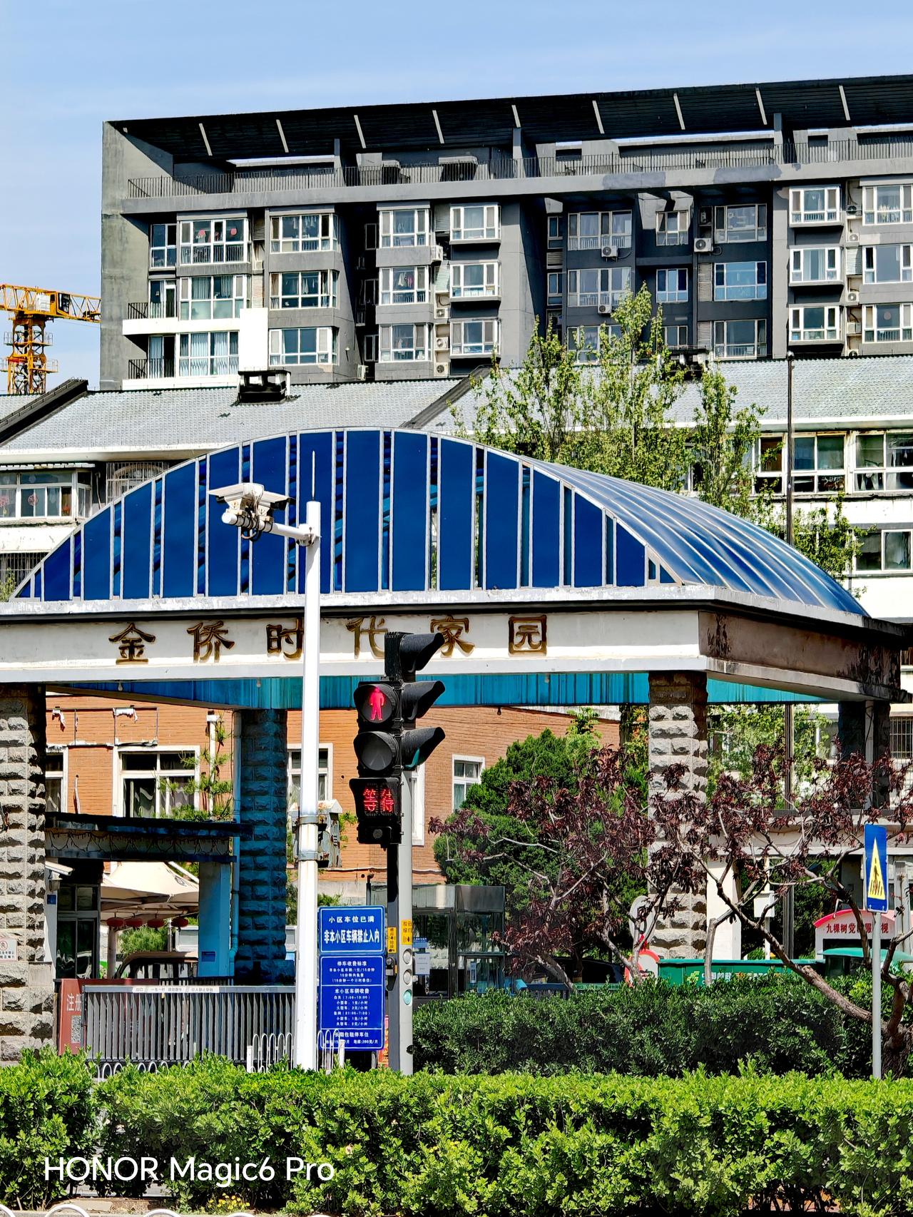 在金桥时代家园候车时，随手一拍城市风景，每一张照片都是生活的宝藏。
金桥商圈太有