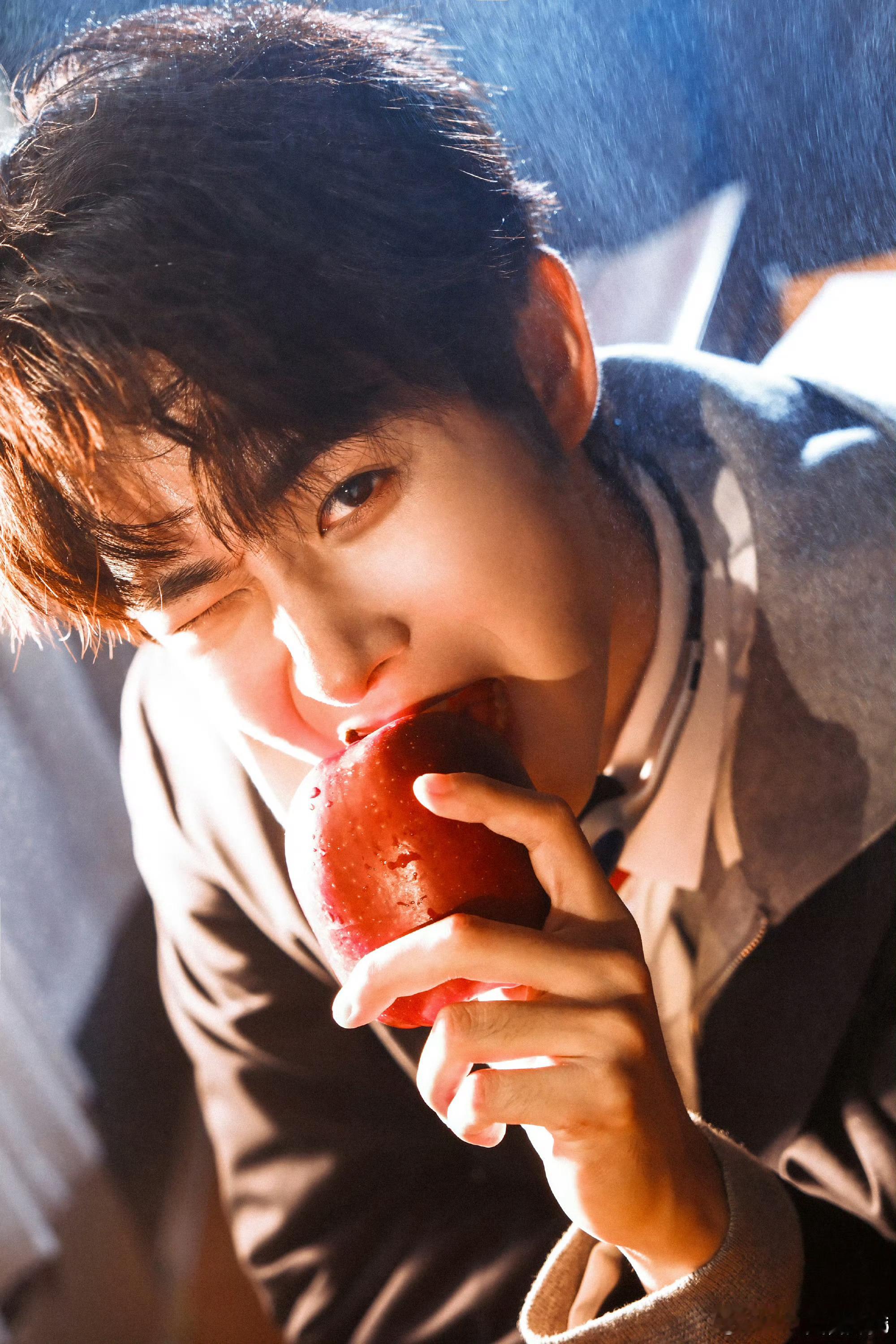 田嘉瑞二十七岁生日大片被田嘉瑞 27 岁生日大片帅晕了，奶酷气质碰撞吸血鬼造型，