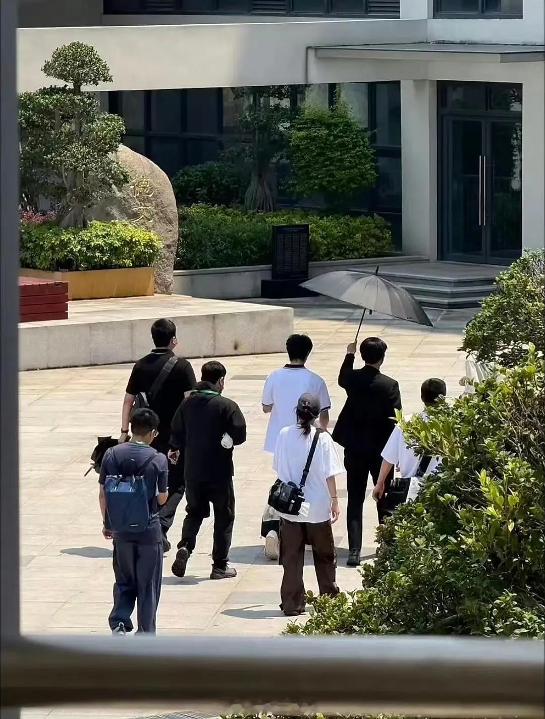 宋威龙泉州广告拍摄路透 梦回以家人之名凌霄 