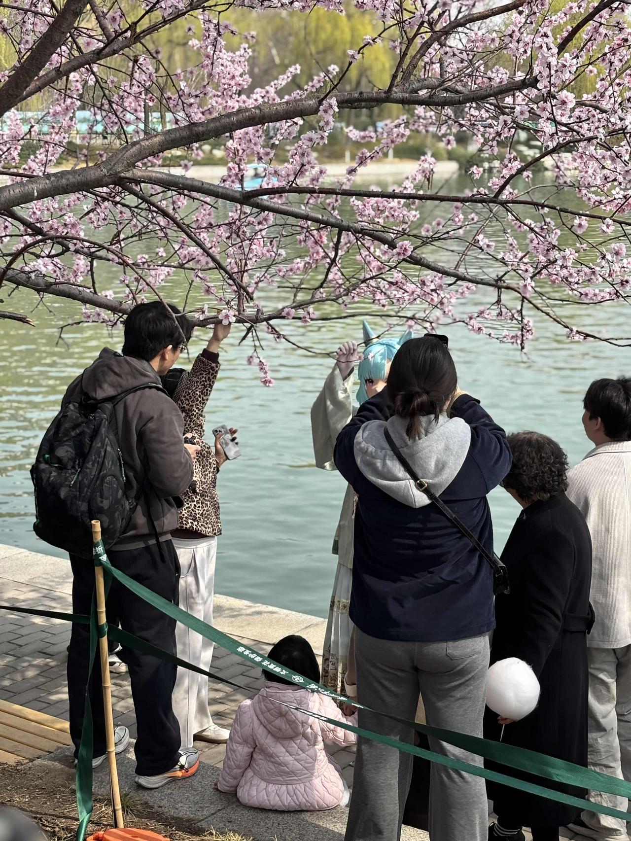 你在生活中，有没有碰到过跟自己长的很像的陌生人？我碰到过。

大约20年前，跟朋