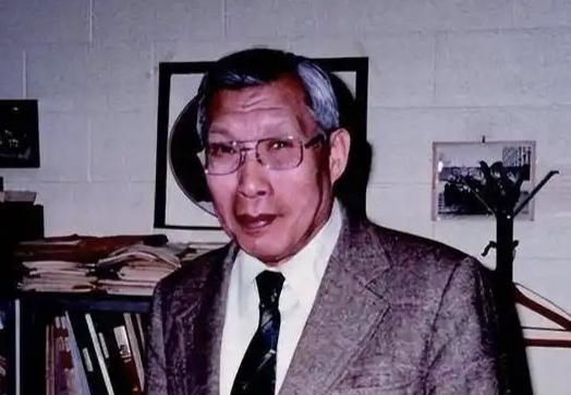 1950年春，北大一位教授悄悄把家里米缸加满了米，装出一副还要回来的样子。然后留