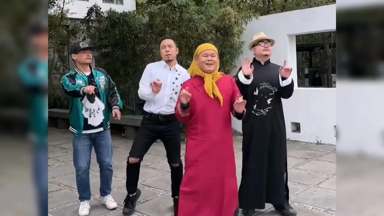 广东小伙酷似岳云鹏，尤其是那圆圆的脸，笑起来却有八九分像本尊，凭着这张明星脸，小