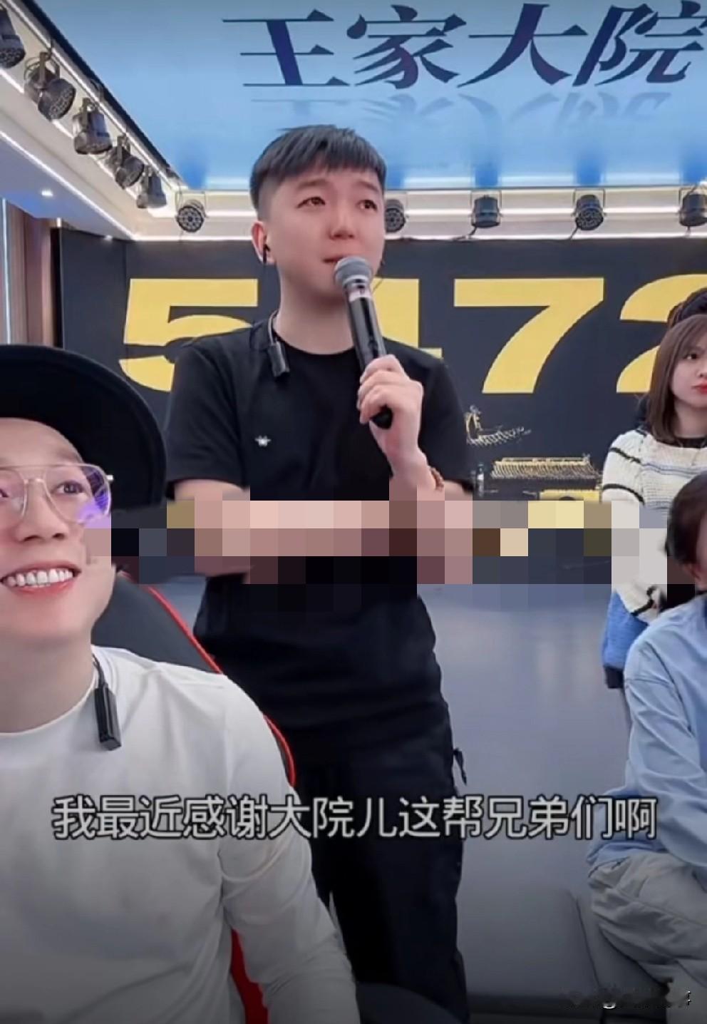 王某人压抑情绪爆发，痛哭道谢！

         在王小源的帮助下，王某人每天