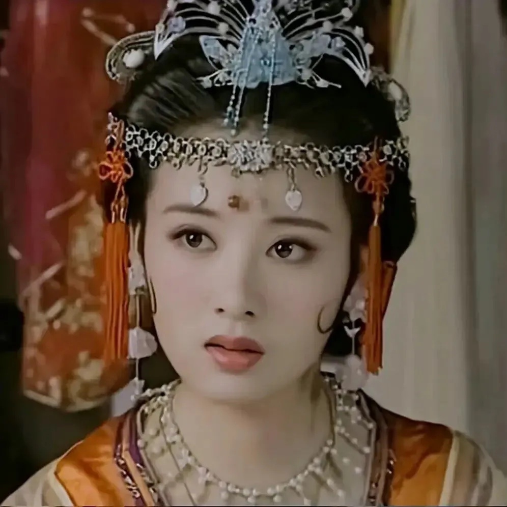 图一是旧版杜冰雁，图二是新版杜冰雁，差距太大了。杜冰雁是扬州城北首富的嫡女，优雅