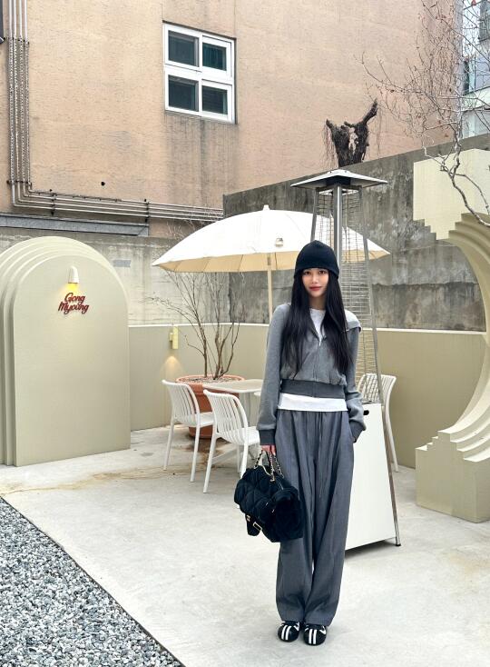 穿着大头皮鞋～