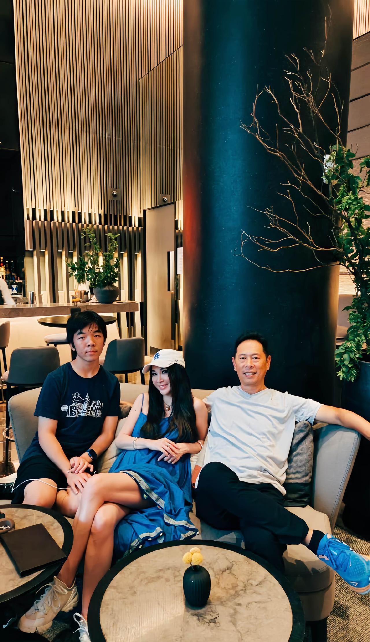 近日，温碧霞晒一家三口温馨合照，58岁的她，真的太美啦。

看到现在的温碧霞，仿