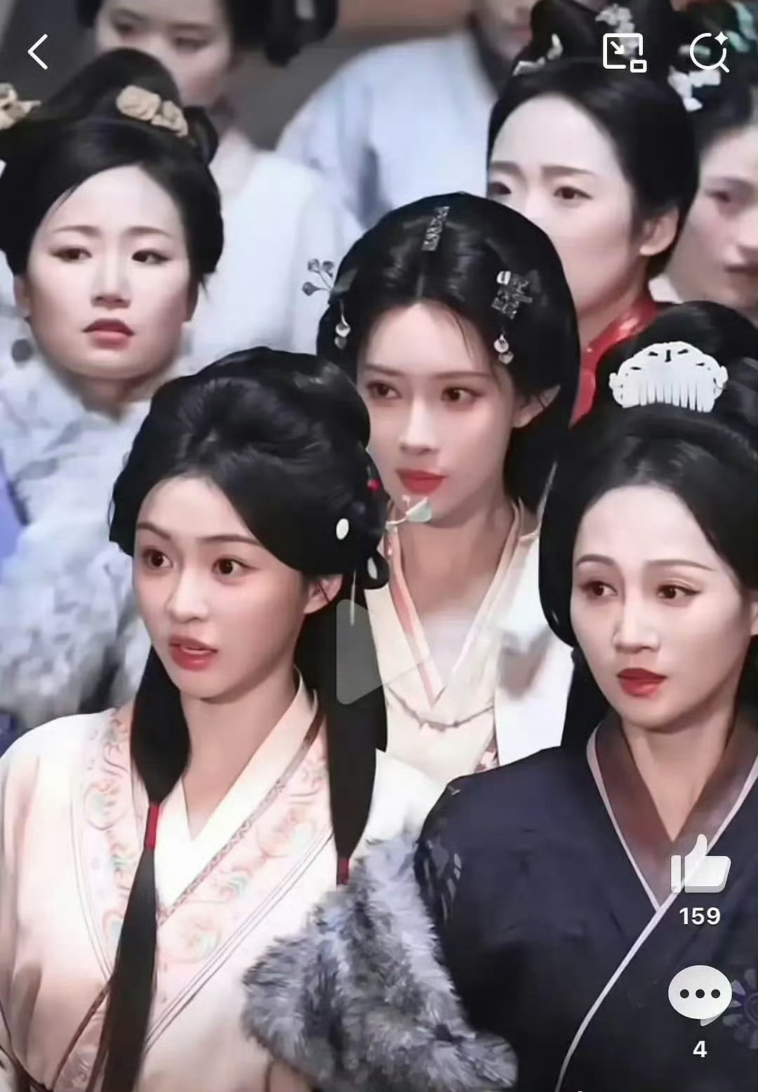 孟子义前面这个女演员是谁呀？看起来还挺惊艳 