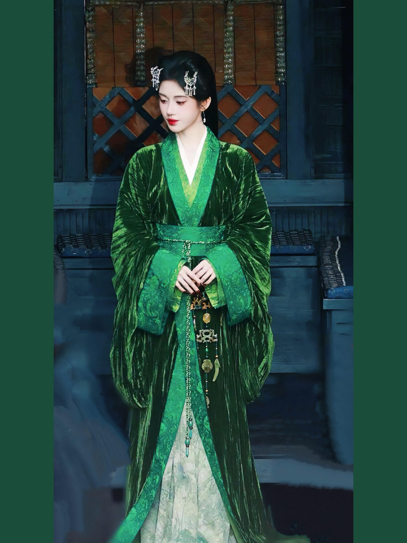 鞠婧祎露芜衣造型确实堪称“行走的东方美学图鉴”每一帧都美得像从画里走出来的妖灵…