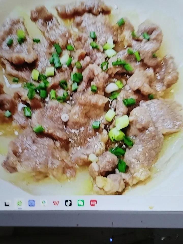 冬瓜蒸肉。
食材！冬瓜，猪肉，葱姜，食盐，胡椒粉，生抽，淀粉。
做法！猪肉切片腌