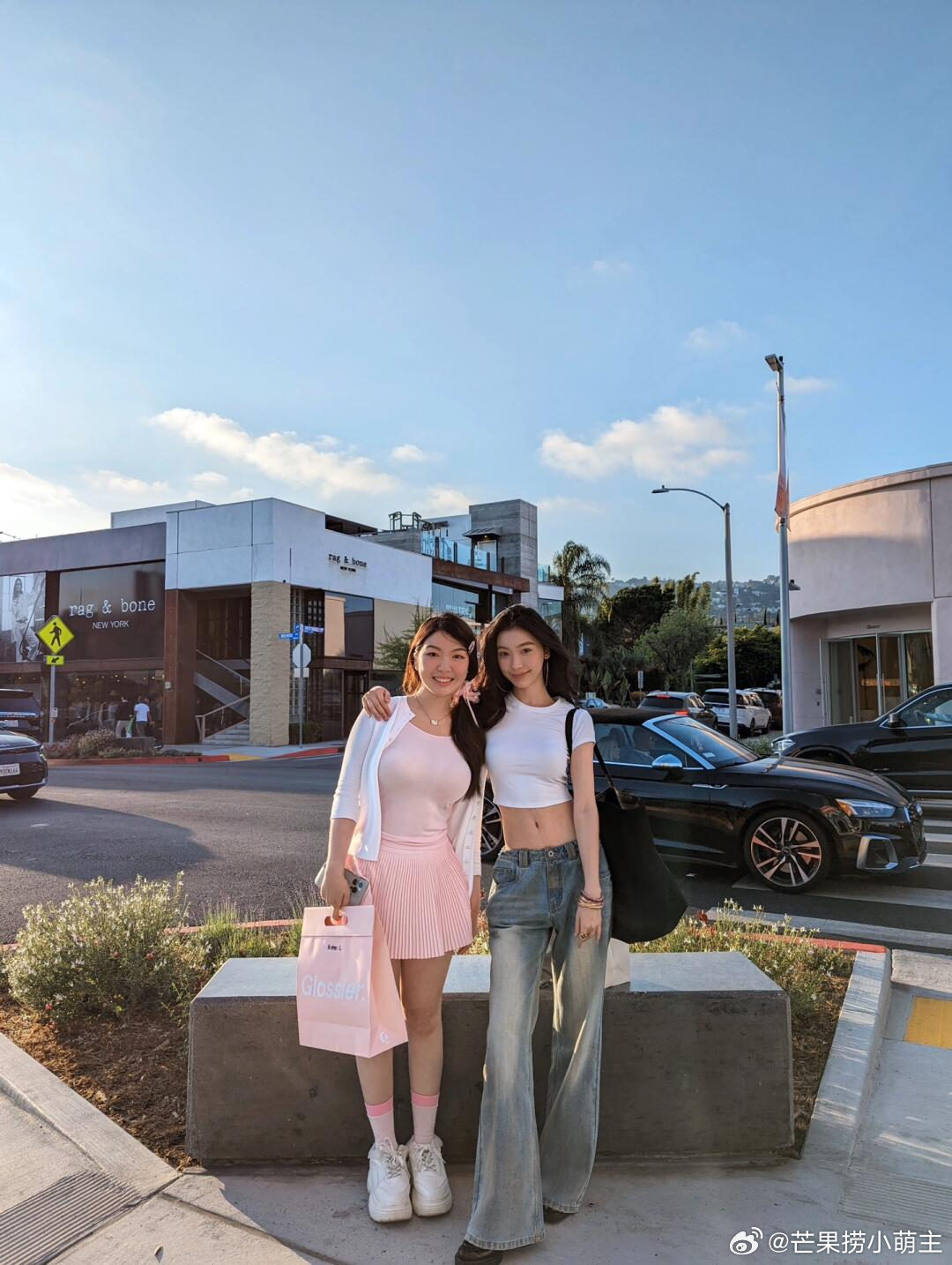 洛杉矶偶遇易梦玲，网友问她跟普通人比真的好优越，可是为什么和明星同框很吃亏？[思