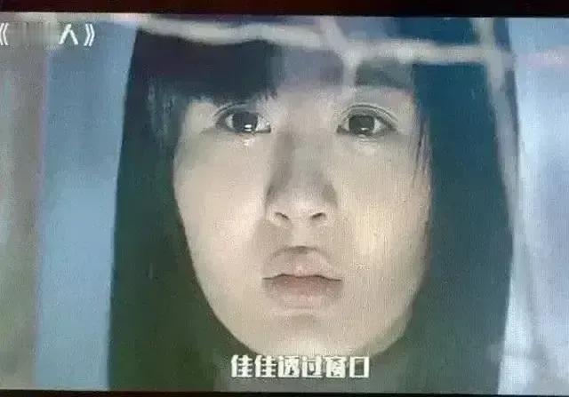 杨紫皮肤白
网上的丑图基本都是P糊黑她的
杨紫的天鹅颈不是谁都能黑的哟……