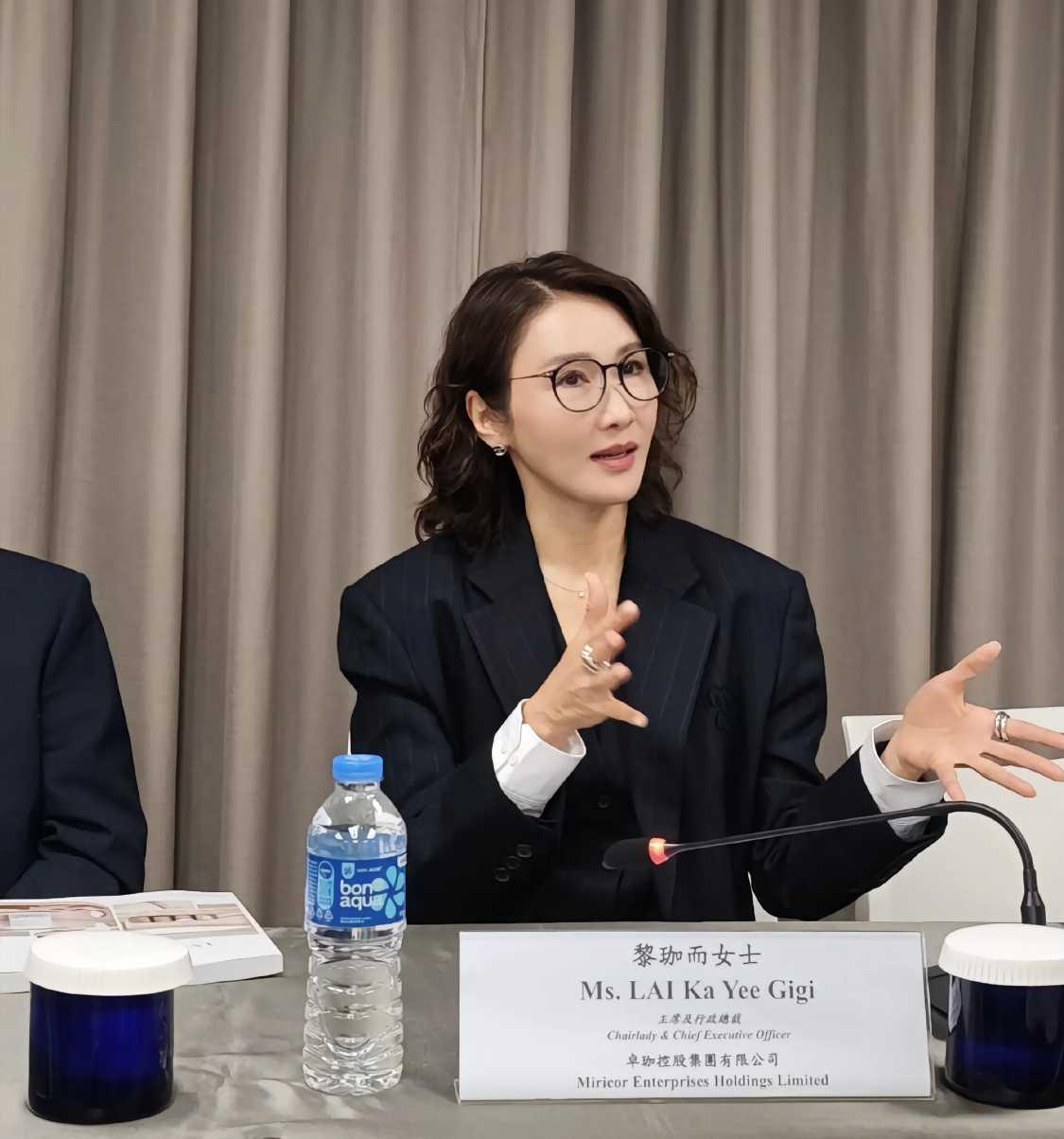 黎姿现身董事会，气场强大，脸部尽显科技感
54岁黎姿现身公司董事会议，一身干练职