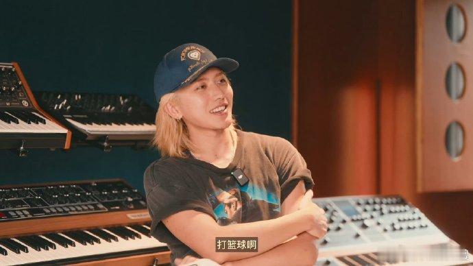 蔡徐坤篮球梗自己cue自己 家人们谁懂啊！蔡徐坤：“爱好是打篮球”，主持人吓得瞳